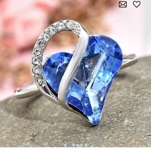 🆕️ Size 9 Blue and White Austrian Crystal Heart Ring in Silvertone